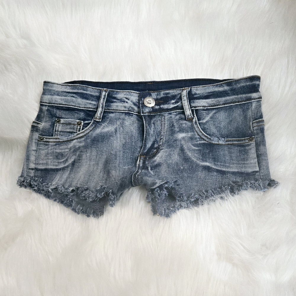 NWOT Low Rise Denim Shorts With Crown Detail Button. Size XS